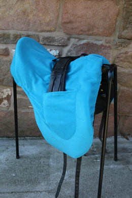 Dressage saddle cover with girth pockets